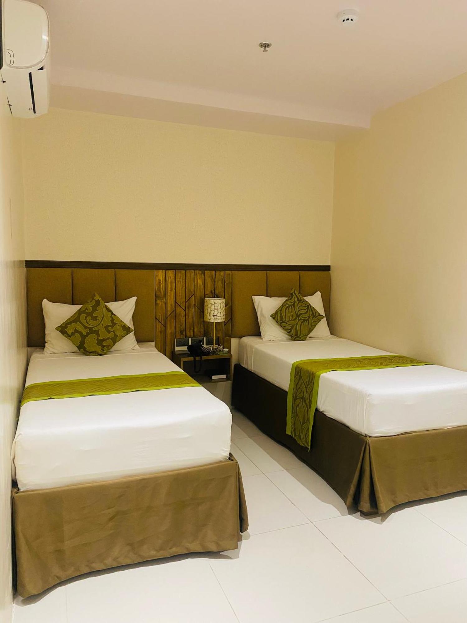 Maxi Hotel And Event Center Tagbilaran City Exterior foto